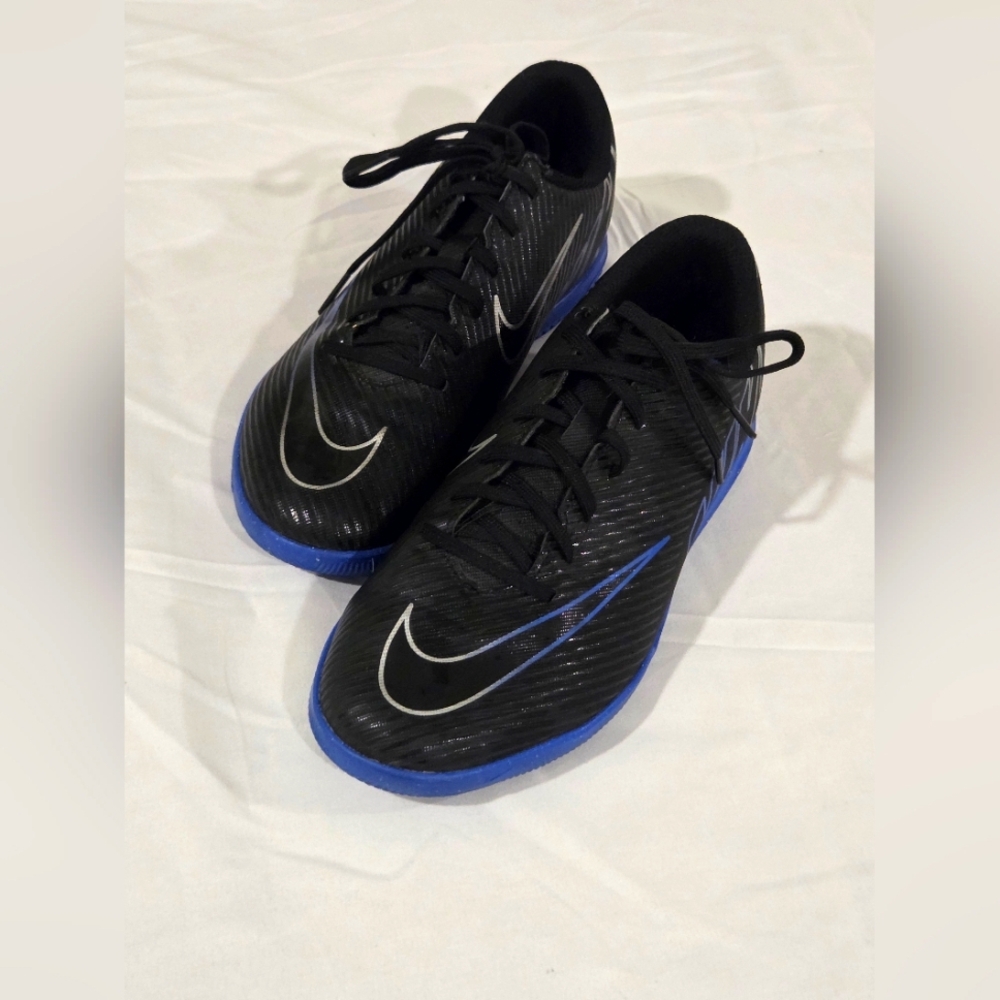 Nike Jr. Mercurial Vapor 15 Club Boy's Black and Blue Athletic Shoes 5.5Y